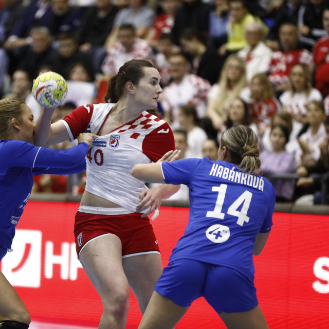 Pet golova protiv Norveške - Tena Petika