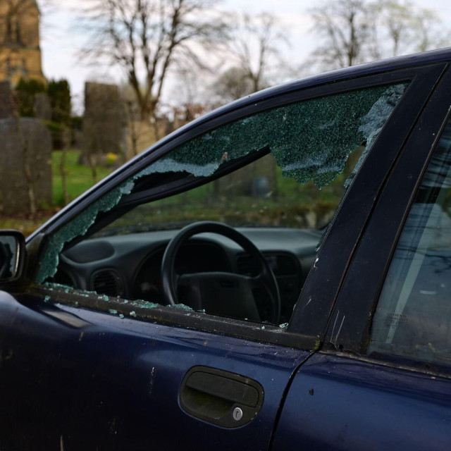 Razbijen prozor, ilustracija