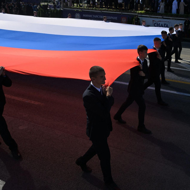 Golema zastava Republike Srbije na paradi ”Snaga jedinstva”