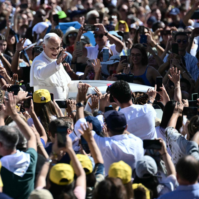 Papa Lav XIV. među mnoštvom vjernika na Trgu svetog Petra u Vatikanu