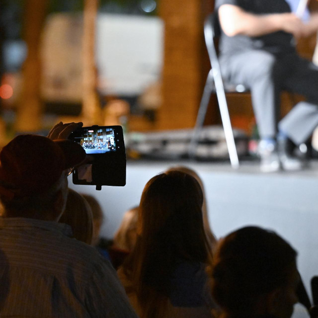 koncert Zagrebačkih solista na otvorenom, ispred osnovne škole Cvjetno naselje