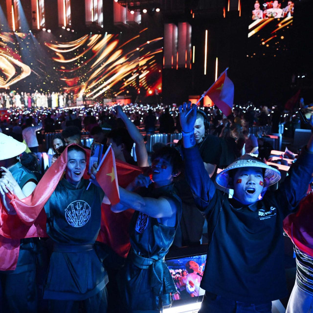 Na ”Putinovu Eurosongu” nije bilo zastava duginih boja, a uz pjesme bile su poslane jasne anti-woke poruke