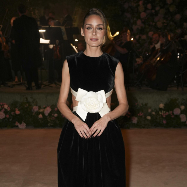 Olivia je zablistala u odvažnoj haljini s velikim bijelim cvijetom