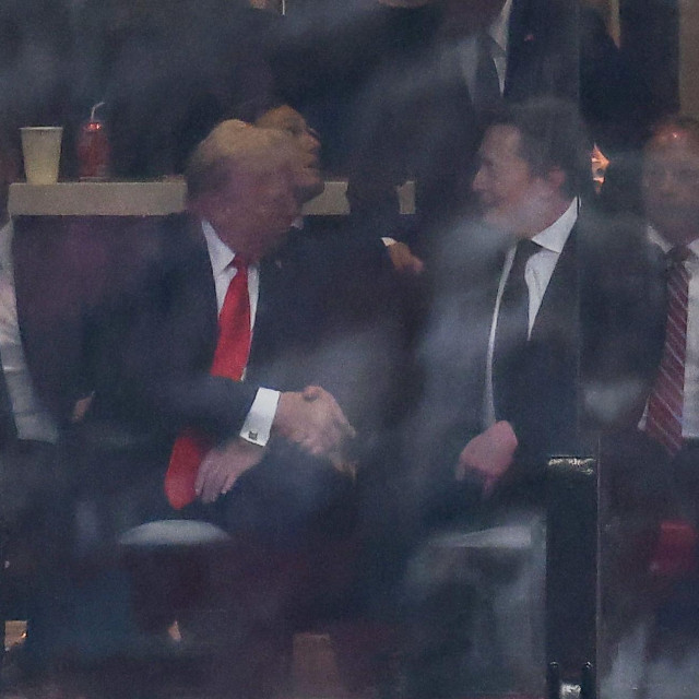 Trump i Musk u kratkom razgovoru na komemoraciji