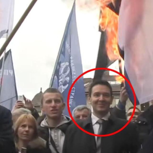 Šešelj pali hrvatsku zastavu, a Šarović se smješka