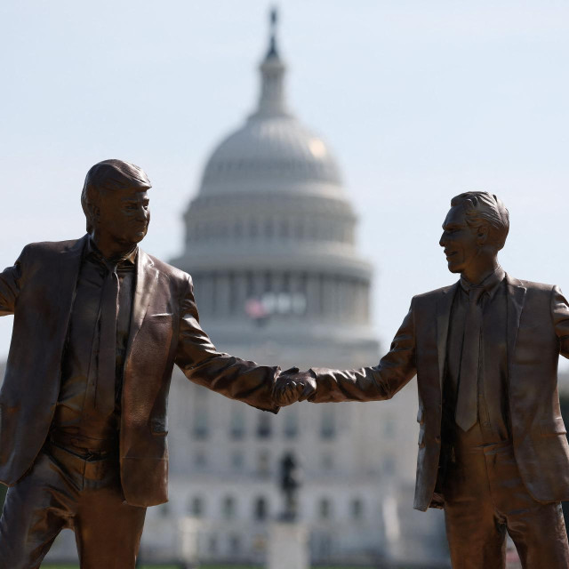 Skulptura Donalda Trumpa i Jeffreya Espteina postavljena je preko puta Kapitola u utorak 23. rujna 2025. i uklonjena u manje od 24 sata