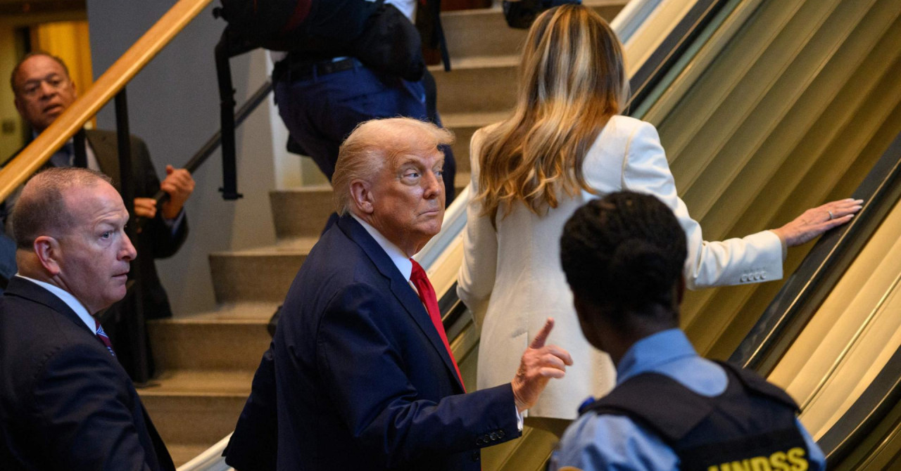 VIDEO Trump zakoračio na pokretne stepenice - stale su. Započeo govor - pokvario se blesimetar. Reakcija svjetskih šefova je hit