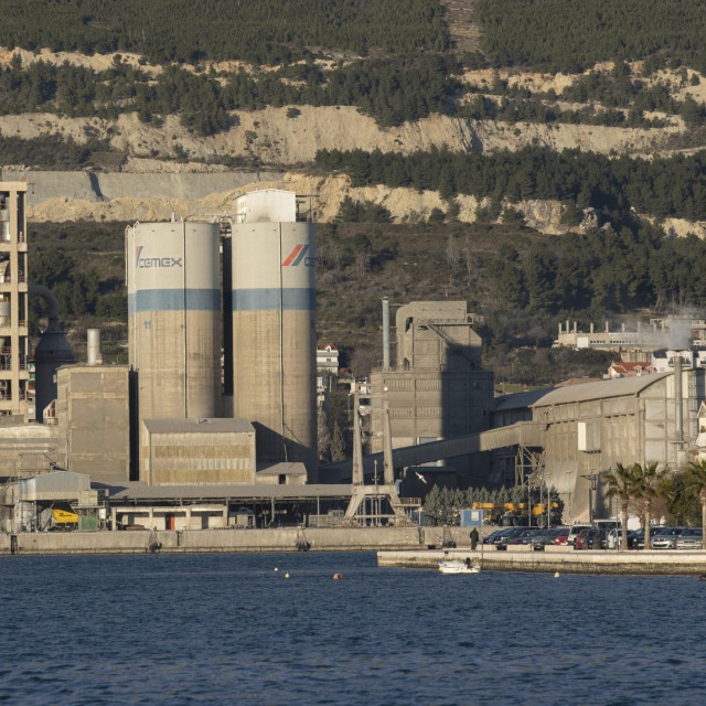 
Pogled na tvornicu cementa Sveti Juraj (Cemex) u Kastel Sucurcu.
 