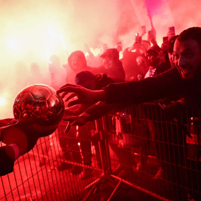 Ousmane Dembele slavio je osvajanje Zlatne lopte ispred Theatre du Chatelet u Parizu