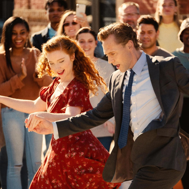 Tom Hiddleston i Annalise Bass u filmu ”Chuckov život”