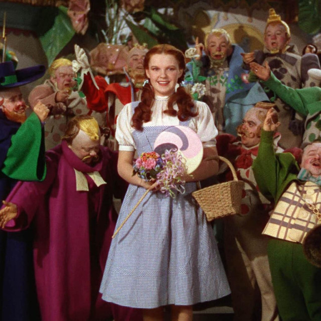 Judy Garland kao Dorothy s munchkinima u filmu ‘Čarobnjak iz Oza‘, 1939.