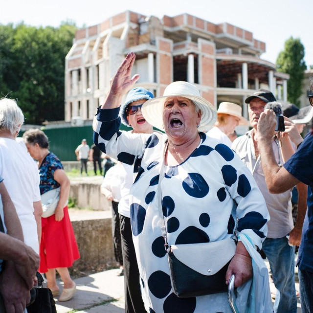 Antivladini prosvjednici poslušali su poziv odbjeglog tajkuna Ilana Shora i stigli u centar grada