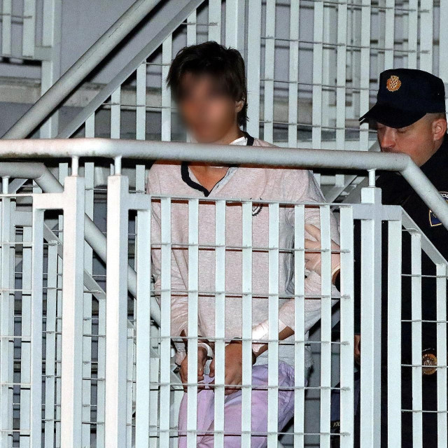 Dovođenje 19-godišnjeg osumnjicenika za napad u OS Prečko na ispitivanje u tužiteljstvo