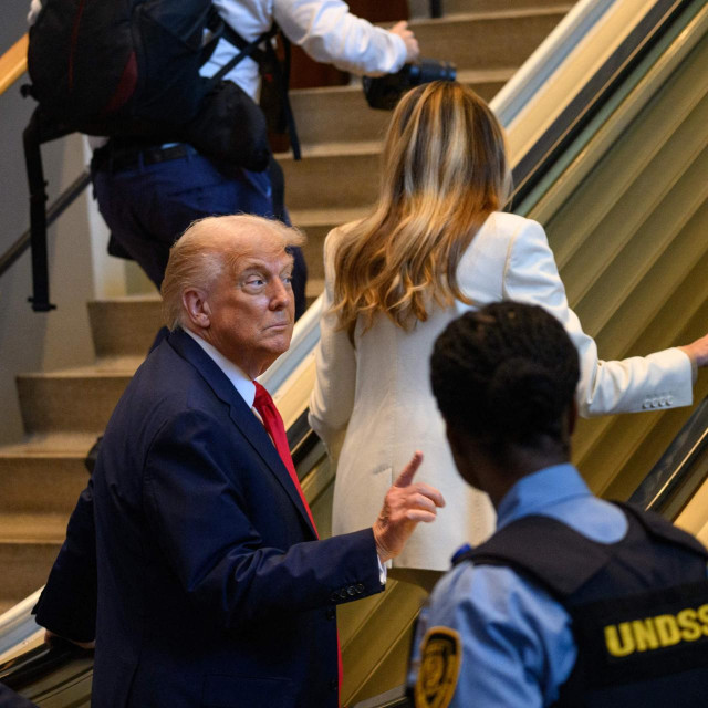 Donald Trump i Melania Trump na pokretnim stepenicama