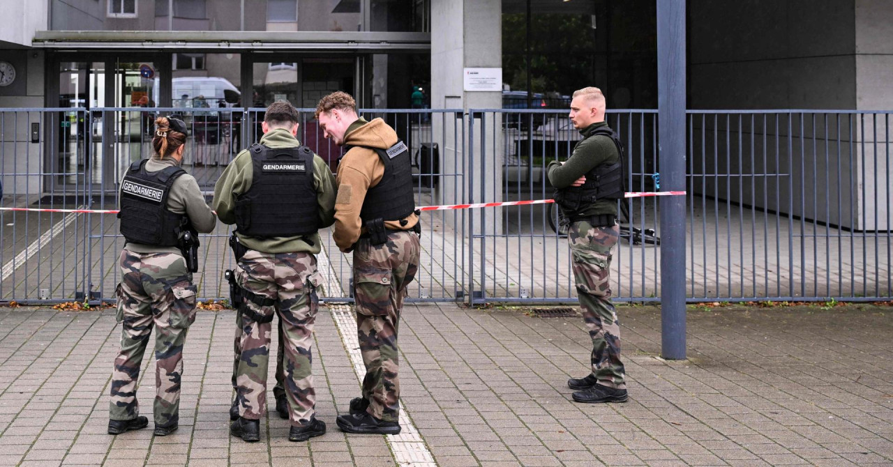 Srednjoškolac (14) se bori za život, kuhinjskim nožem ubo nastavnicu pa sebe: ‘Bio je fasciniran nacističkom ideologijom‘