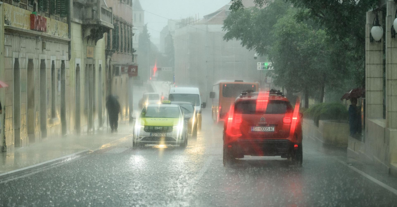 Potop u Dalmaciji, poplavljeni dvorišta i podrumi, vatrogasci već nervozni: ‘Pričekajte da stane kiša, ne možemo ispumpavati sve!‘