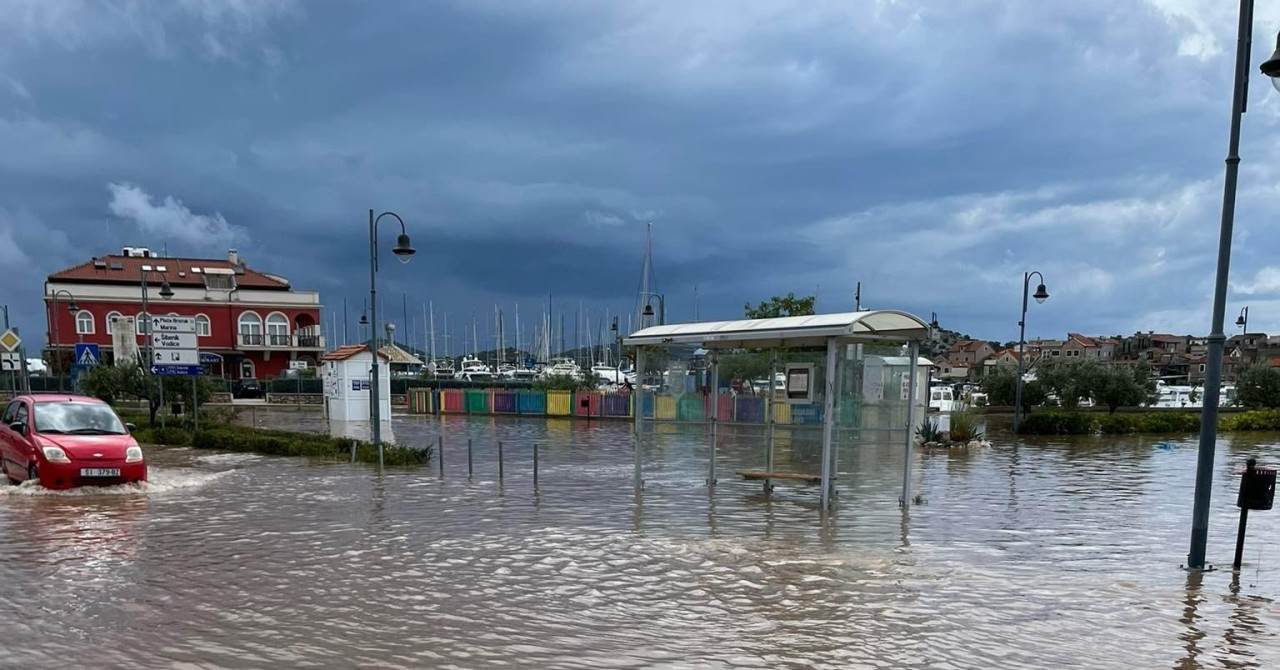 VIDEO Pogledajte kako izgleda potop u Tribunju, mjesto se sprema za drugi val jakog pljuska: ‘Dosta je štete‘