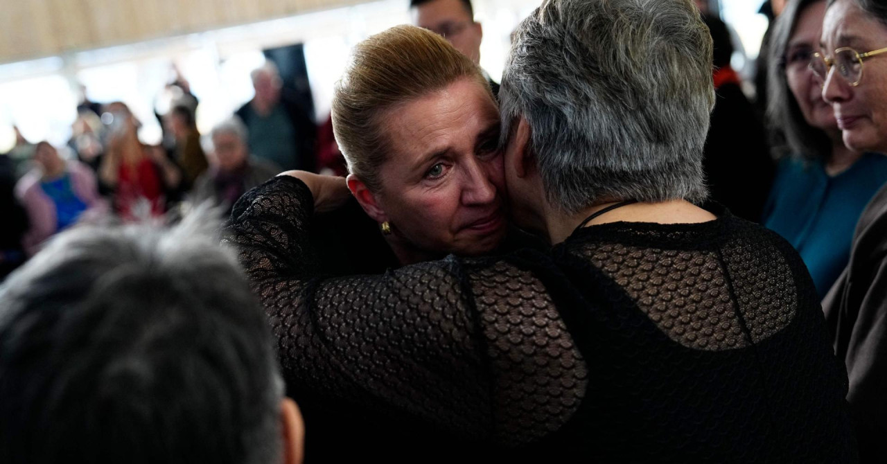 Danska premijerka, odjevena u crno, došla se ispričati ženama s Grenlanda pa zaplakala: ‘Otvaramo najmračnija poglavlja‘