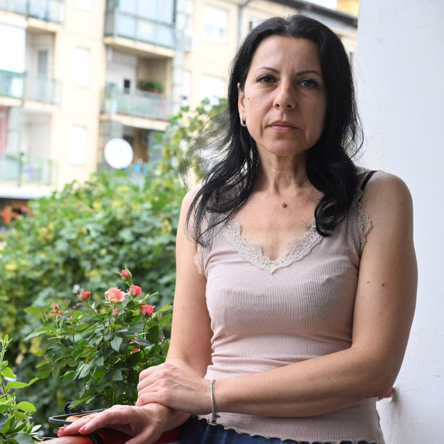 Senija Lišinović na balkonu stana u Laništu na kojeg je država stavila zabilježbu
