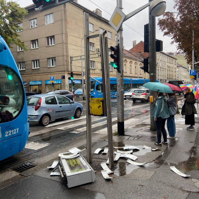 Oštećen zaslon na tramvajskoj stanici Mašićeva