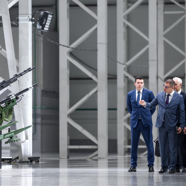 Vladimir Putin s pratnjom u posjeti tvornici oružja u ruskom Permu