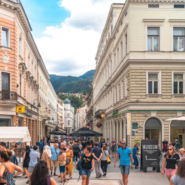 Turisti u Sartajevu/Ilustracija