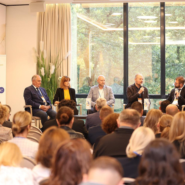 U panelu su sudjelovali Martina Furdek-Hajdin, županica Karlovačke županije, Blaženko Boban, župan Splitsko-dalmatinske županije, Željko Kolar, župan Krapinsko-zagorske županije, i Luka Korlaet, zamjenik gradonačelnika Grada Zagreba. Raspravu je moderirao Tin Bašić.