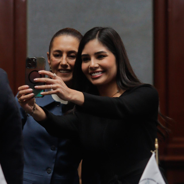 Claudia Sheinbaum (lijevo) pristaje na selfie s obožavateljicom