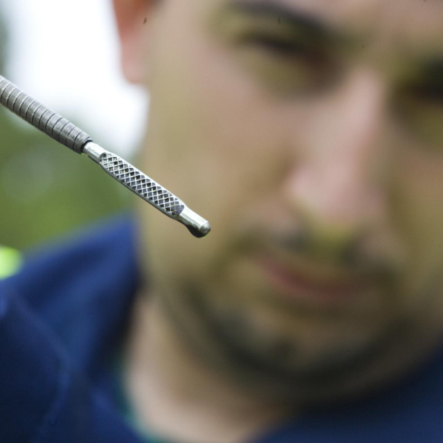 Provjera ulja (ilustracija)