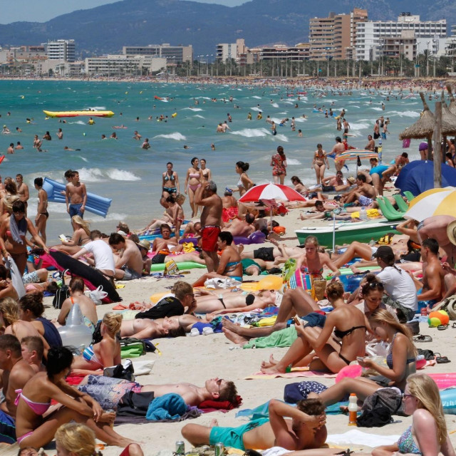 Turisti na plaži u Mallorci