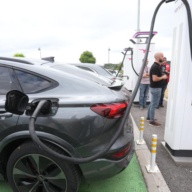 Punjenje električnog automobila (ilustracija)