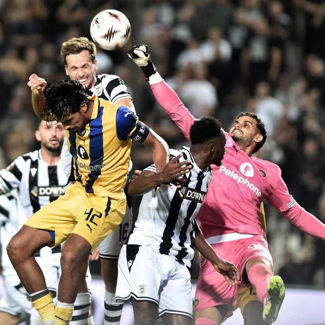 Maccabijev Dor Peretz i golman Roi Mishpati 