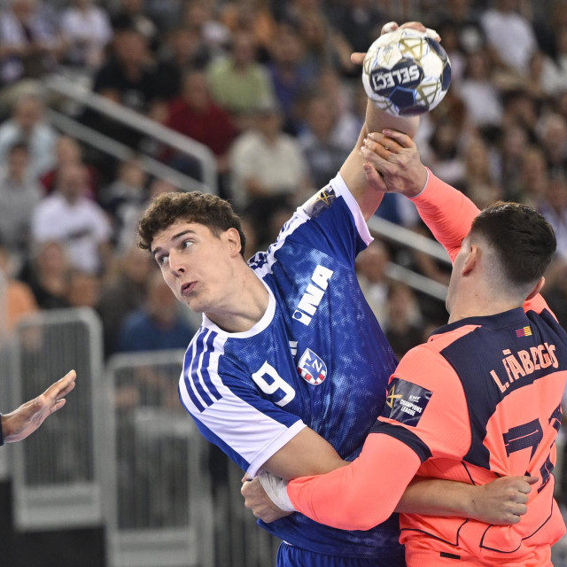 Luka Klarica u dvoboju s Ludovicom Fabregasom