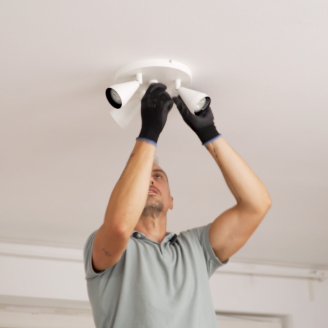 Majstor Luka je ponovno u akciji: ovoga puta pomaže vam postaviti luster