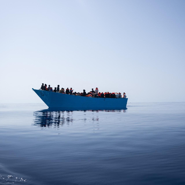 Brod s 130 migranata iz Egipta, Eritreje i Sudana isplovio je iz Libije prema Europi, snimka iz kolovoza 2025.