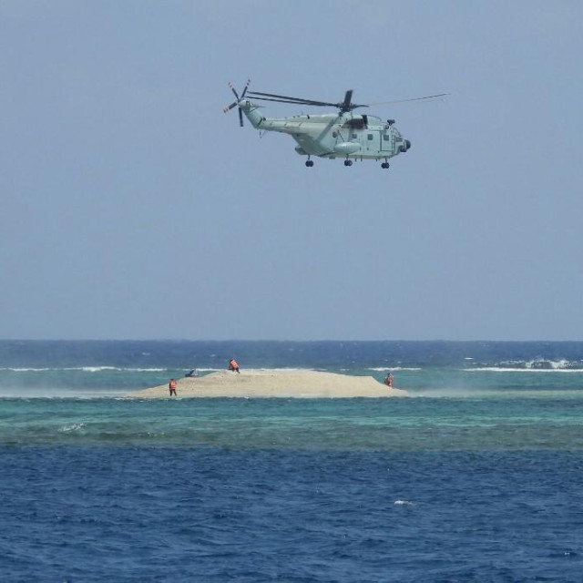Kineski helikopter iznad jednog od spornih sprudi