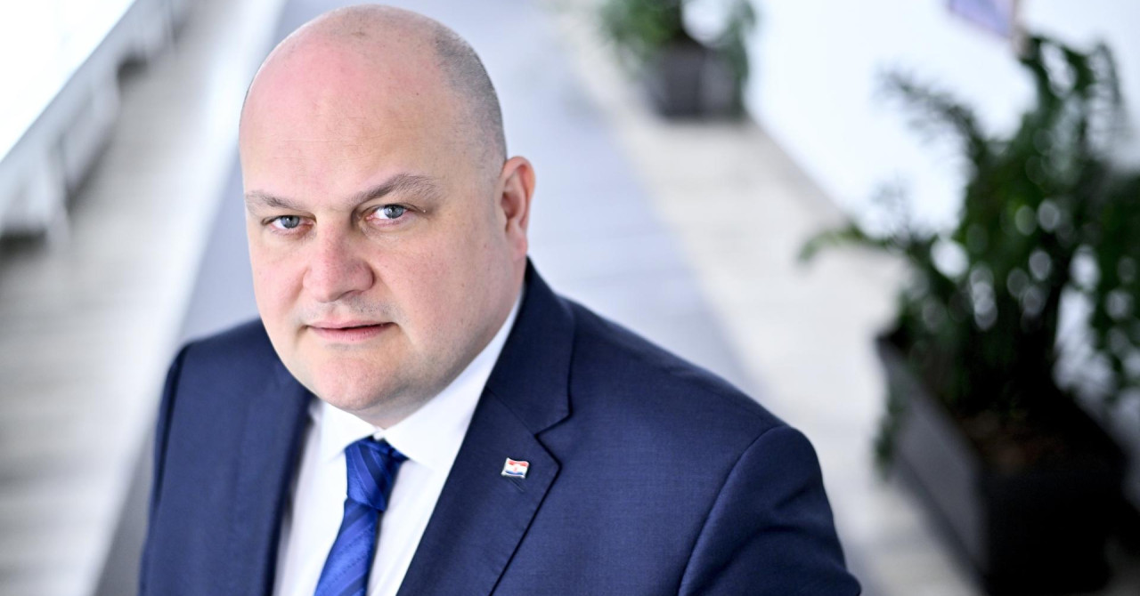 Šušnjar ozbiljno oprao Orbanovog ministra. Pogledajte kakve je fotografije objavio na X-u