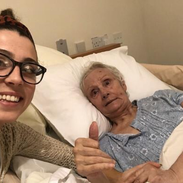 Charlotte Conn ima samo 27 godina, ali zna što je čeka gledajući prabaku koja boluje od Hutingtonove bolesti, jer je riječ o nasljednjoj bolesti od koje joj je umrla baka, a dijagnosticirana je i njoj i majci. No, sad ima nade