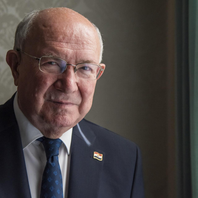 Zagreb, 300425.
Vlada RH.
Mate Granic, bivsi ministar vanjskih poslova, diplomat, politicar i clan HDZ-a.