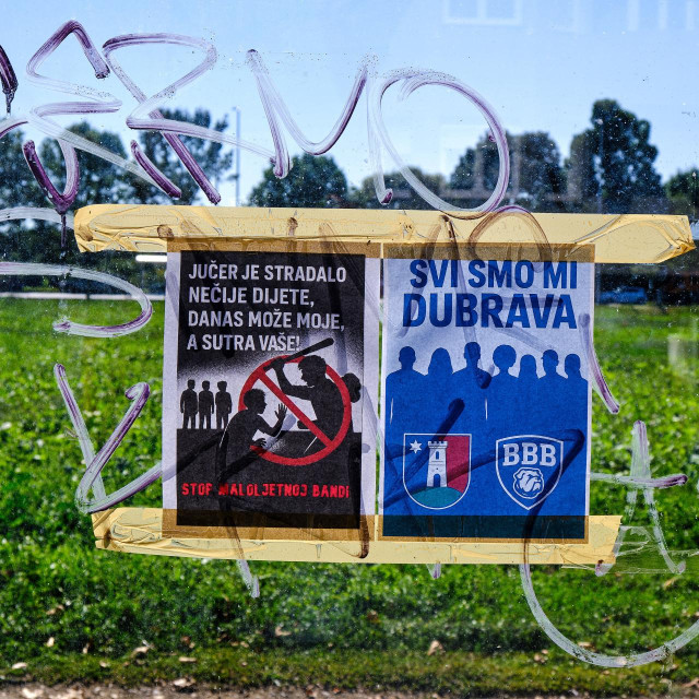 Plakat na autobusnoj stanici u Retkovcu koji upozorava na maloljetničke bande