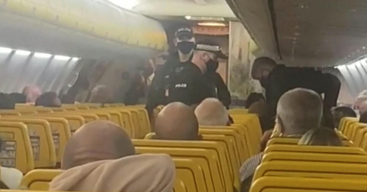 Pijan Britanec poskušal odpreti vrata letala Ryanair med letom, izbruhnil pretep