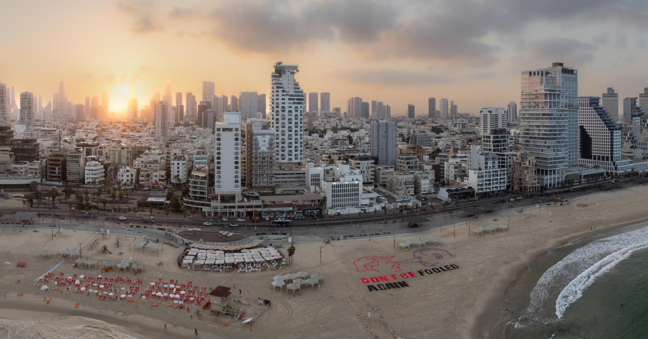 FOTO Pogledajte što je osvanulo na plaži u Tel Avivu dok se Netanyahu u Washingtonu sastaje s Trumpom