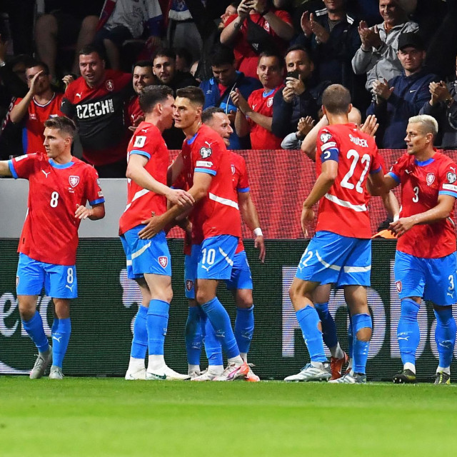 Patrik Schick u proslavi pogotka za Češku