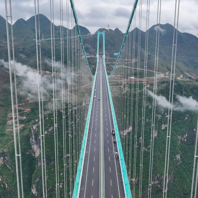 Huajiang Grand Canyon Bridge