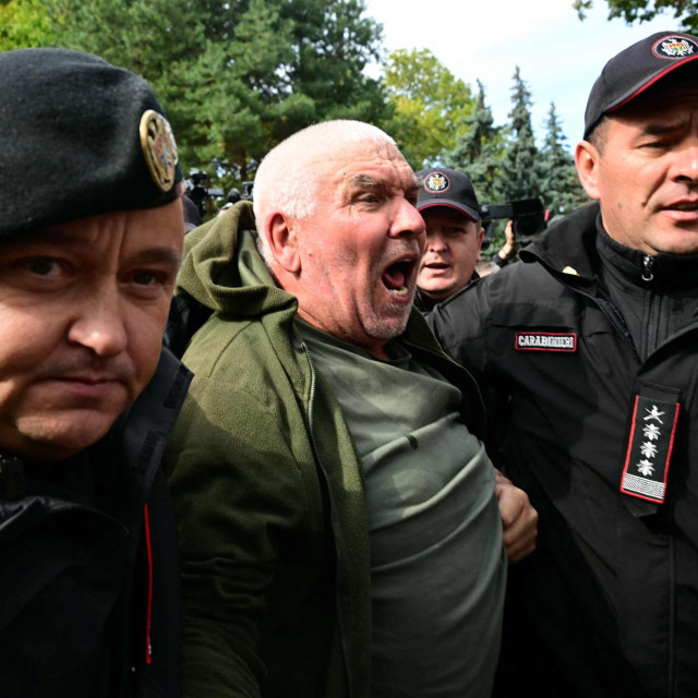 Moldovski policajci u Kišinjevu privode čovjeka koji prosvjeduje protiv proruskog Domoljubnog bloka