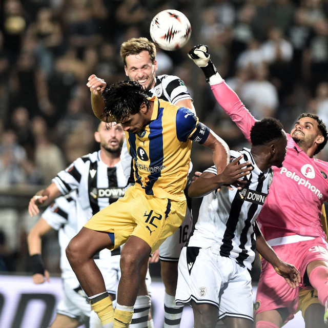 Maccabijev Dor Peretz i golman Roi Mishpati protiv PAOK-a