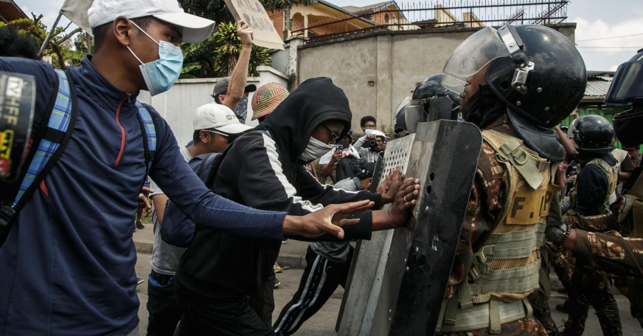 Predsjednik raspustio vladu nakon prosvjeda zbog prekida u opskrbi vodom i strujom