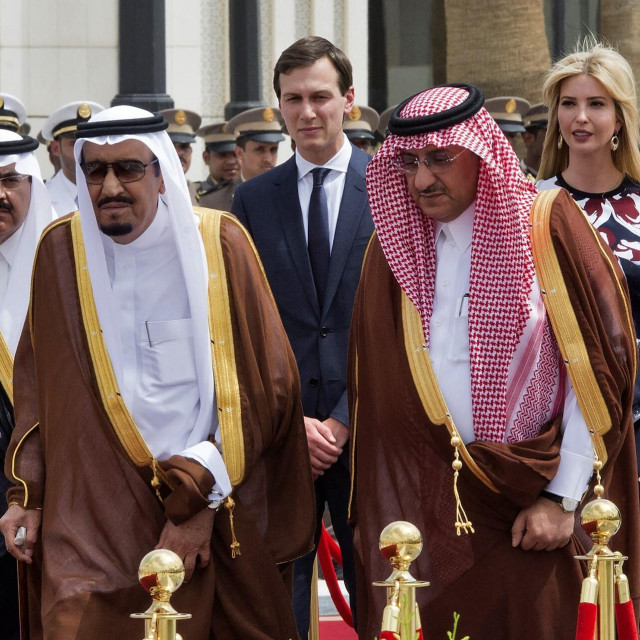 Saudijski kralj Salman bin Abdulaziz al-Saud, tadašnji ministar unutarnjih poslova Muhammad bin Nayef Abdulaziz (u međuvremenu uhićen) i Mohammed bin Salman ispred Jareda Kushnera i Ivanke Trump 2017. godine