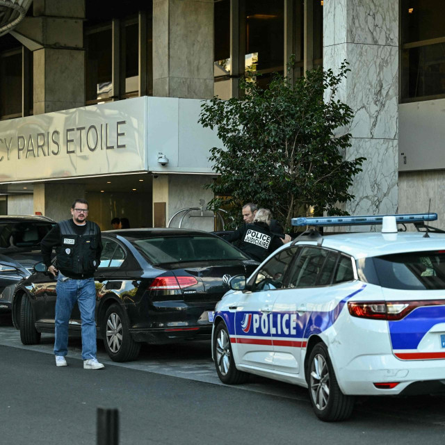 Policija pred hotelom Hyatt Regency u Parizu nakon smrti veleposlanika JAR-a
