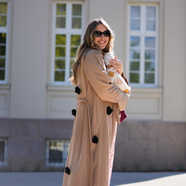 Lisa je uključena u sve aktivnosti svojih roditelja tako da s njima sluša glazbu, boravi u vrtu, pored njih je dok ručaju ili rade na laptopu